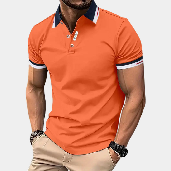 Mann in orangefarbenem Polohemd mit Kontrastkragen und beigen Hosen. Modisches Herrenoutfit, lässiger Stil, Sommermode.