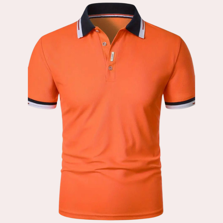 Orangefarbenes Polohemd mit kurzen Ärmeln, kontrastierendem Kragen und Ärmelbündchen. Modisches Herrenoberteil, ideal für Freizeit und Sport.