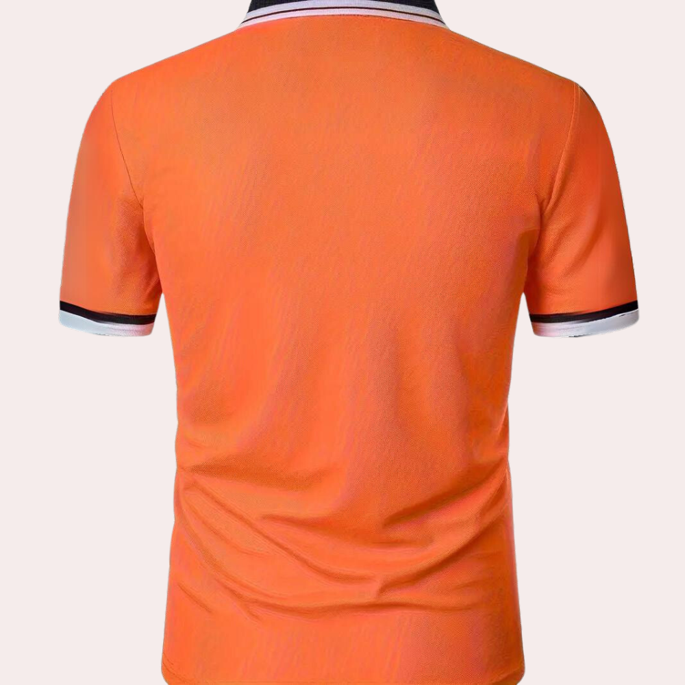 Orangefarbenes Polohemd, Rückansicht, mit weißen und schwarzen Streifen an Kragen und Ärmeln. Kurzärmeliges Herrenoberteil, modisch und sportlich.