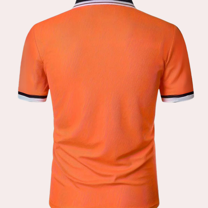 Orangefarbenes Polohemd, Rückansicht, mit weißen und schwarzen Streifen an Kragen und Ärmeln. Kurzärmeliges Herrenoberteil, modisch und sportlich.
