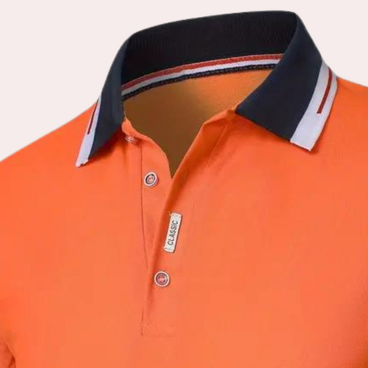 Orangefarbenes Polohemd mit schwarzem Kragen und weißen Streifen, Knopfleiste mit drei Knöpfen, klassisches Design, Herrenmode, Freizeitkleidung.
