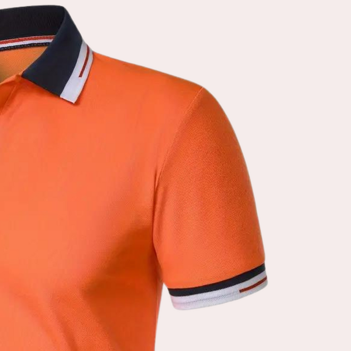 Orangefarbenes Polohemd mit dunkelblauem Kragen und gestreiften Ärmeln. Modisches Herrenoberteil, ideal für Freizeit und Sport.