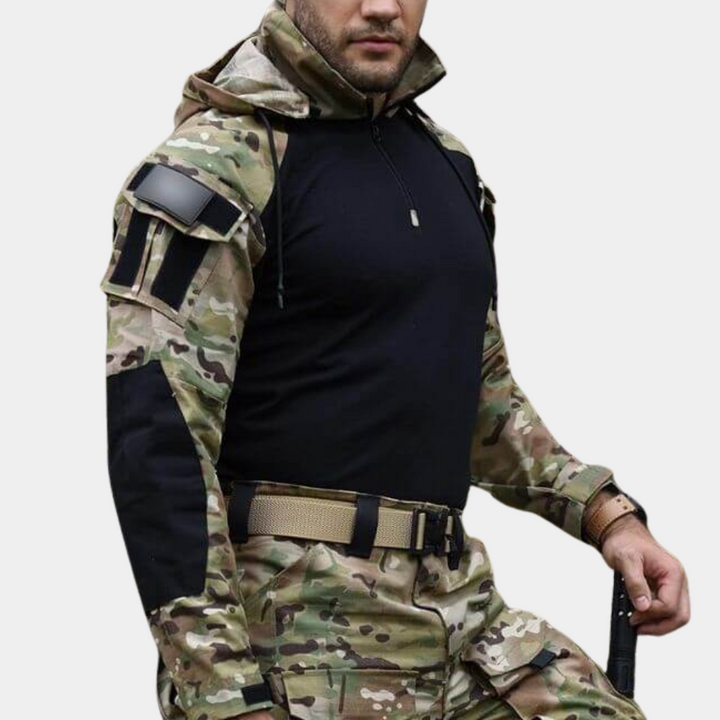 Taktische Militärjacke in Tarnmuster, robustes Design, ideal für Outdoor-Aktivitäten und Survival, mit verstellbaren Ärmeln und Reißverschluss.