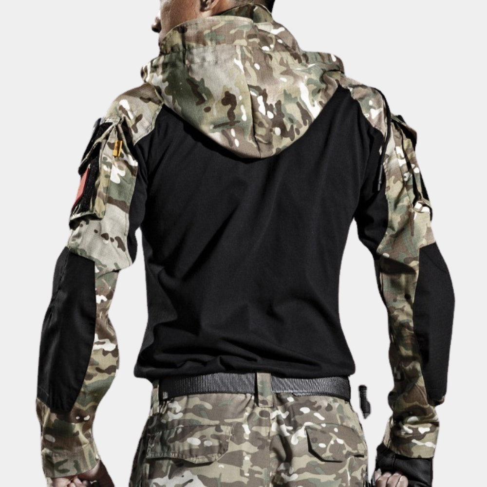 Rückansicht einer Person in taktischer Tarnjacke und Hose, militärischer Stil, Outdoor-Bekleidung, Camouflage-Design, robuste Ausrüstung.
