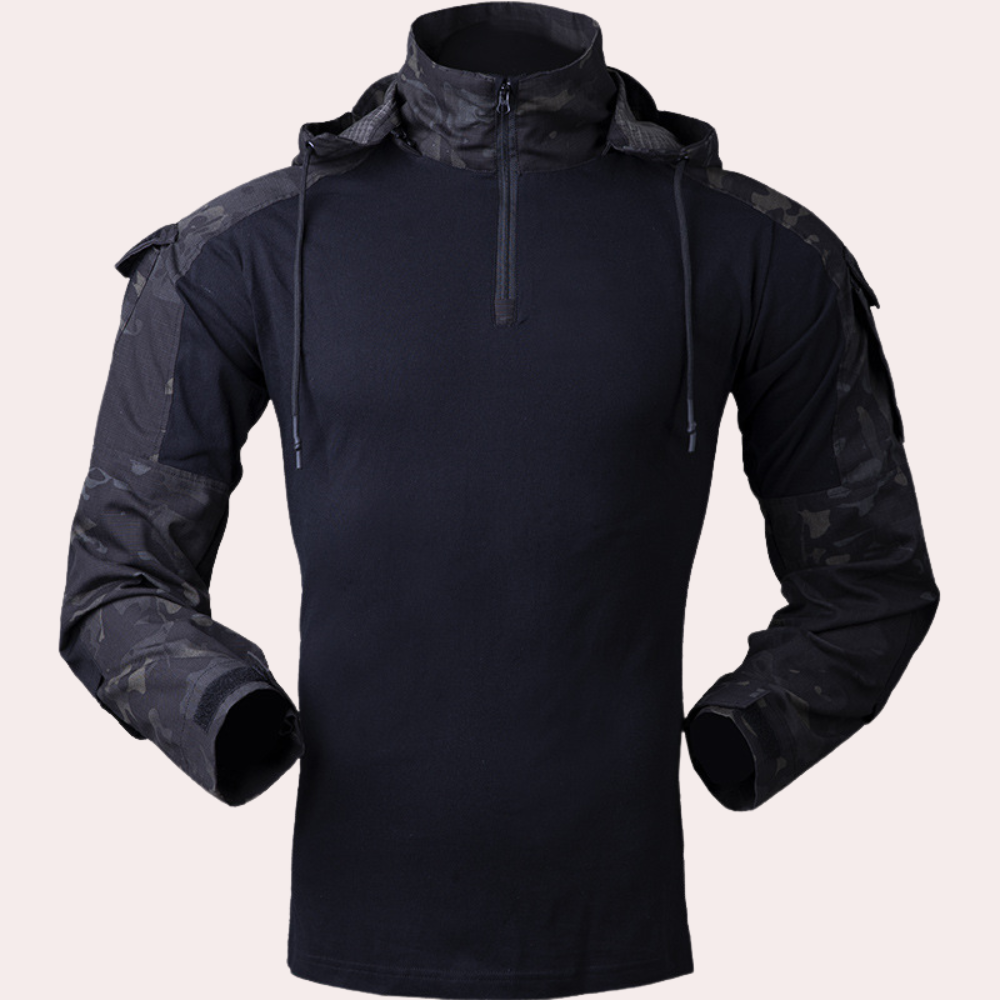Schwarzes taktisches Langarmshirt mit Tarnärmeln und halbem Reißverschluss, ideal für Outdoor-Aktivitäten und Militärbekleidung.
