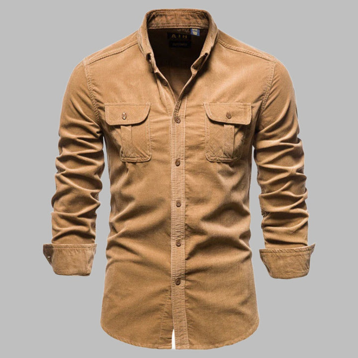 Herrenhemd aus braunem Baumwollstoff mit langen Ärmeln und Brusttaschen, klassischer Kragen, ideal für Freizeitmode und Business-Casual-Looks.
