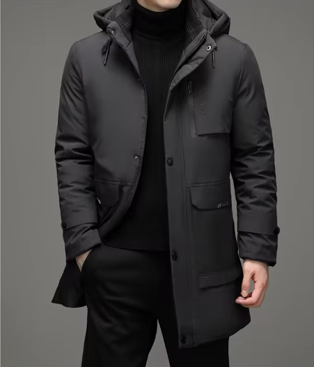 Schwarzer Herren-Wintermantel mit Kapuze, elegant und warm, ideal für kalte Jahreszeiten. Stilvoller Look für Herbst und Wintermode.