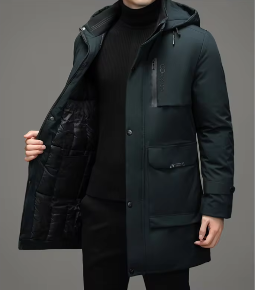 Mann in schwarzem Wintermantel mit Kapuze und Reißverschlusstaschen, zeigt Innenfutter. Elegante Herrenmode, warme Jacke, stilvoller Look.