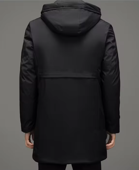 Schwarzer Herren-Wintermantel mit Kapuze, Rückansicht. Stilvoller, warmer Parka für kalte Tage. Ideal für Outdoor-Aktivitäten und urbane Mode.