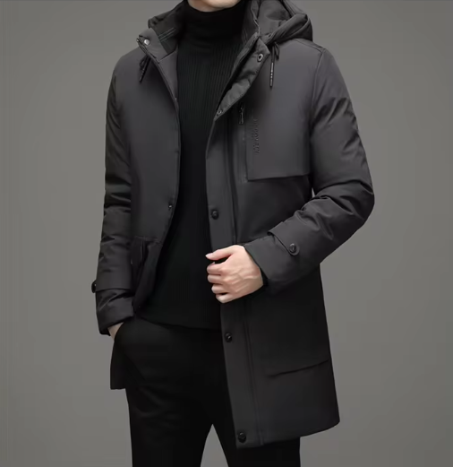Schwarzer Herren-Wintermantel mit Kapuze, elegant und warm, ideal für kaltes Wetter. Stilvoller Look, perfekt für Business und Freizeit.