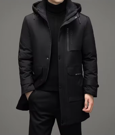 Mann in schwarzem Wintermantel mit Kapuze, elegantes Design, modische Herrenbekleidung, warme Jacke für kalte Jahreszeiten, stilvoller Look.