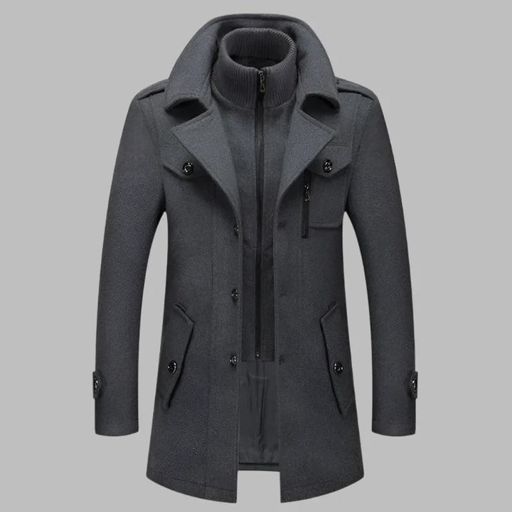 Grauer Herrenmantel mit Stehkragen, Knopfleiste und Taschen. Stilvoller Wintermantel, ideal für Business und Freizeit. Hochwertige Wollmischung.