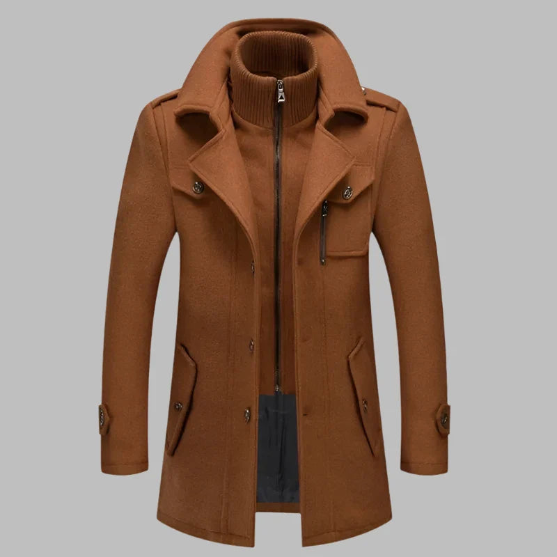 Brauner Herrenmantel mit Reißverschluss und Knöpfen, elegantes Design, ideal für Herbst und Winter. Hochwertige Mode für stilbewusste Männer.