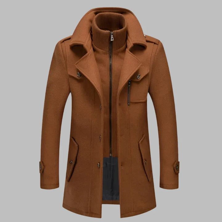 Brauner Herrenmantel mit Reißverschluss und Knöpfen, elegantes Design, ideal für Herbst und Winter. Hochwertige Mode für stilbewusste Männer.
