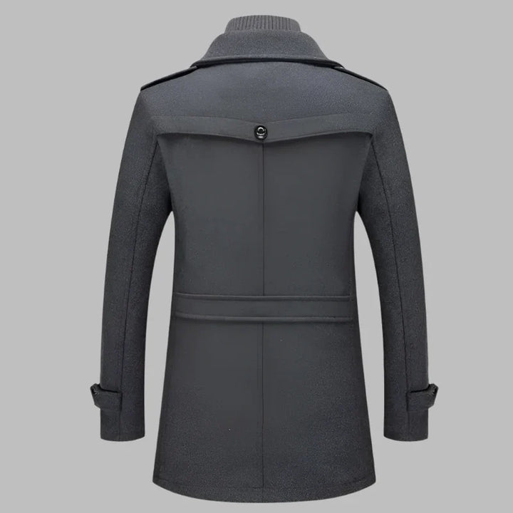 Grauer Herrenmantel aus Wolle, Rückansicht. Stilvoller Wintermantel mit Knopfdetails und Schulterklappen. Elegante Herrenmode für kalte Tage.