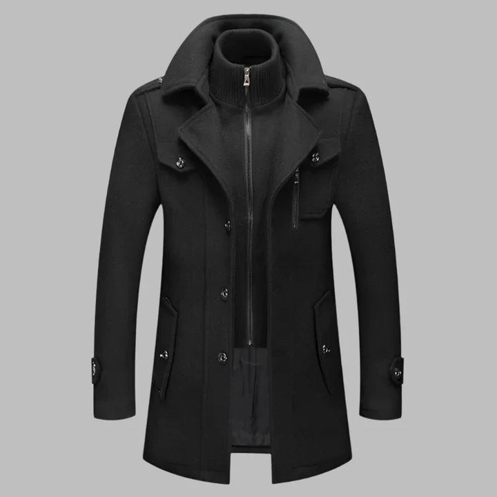 Schwarzer Herrenmantel mit hohem Kragen und Reißverschluss, elegantes Design, Wintermode, stilvolle Herrenbekleidung, warm und modern.