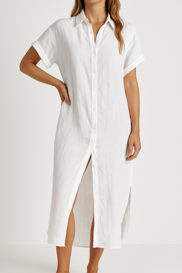 Frau in weißem Leinenhemdkleid mit Knopfleiste und kurzen Ärmeln, modisches Sommeroutfit, minimalistischer Stil, knielang.