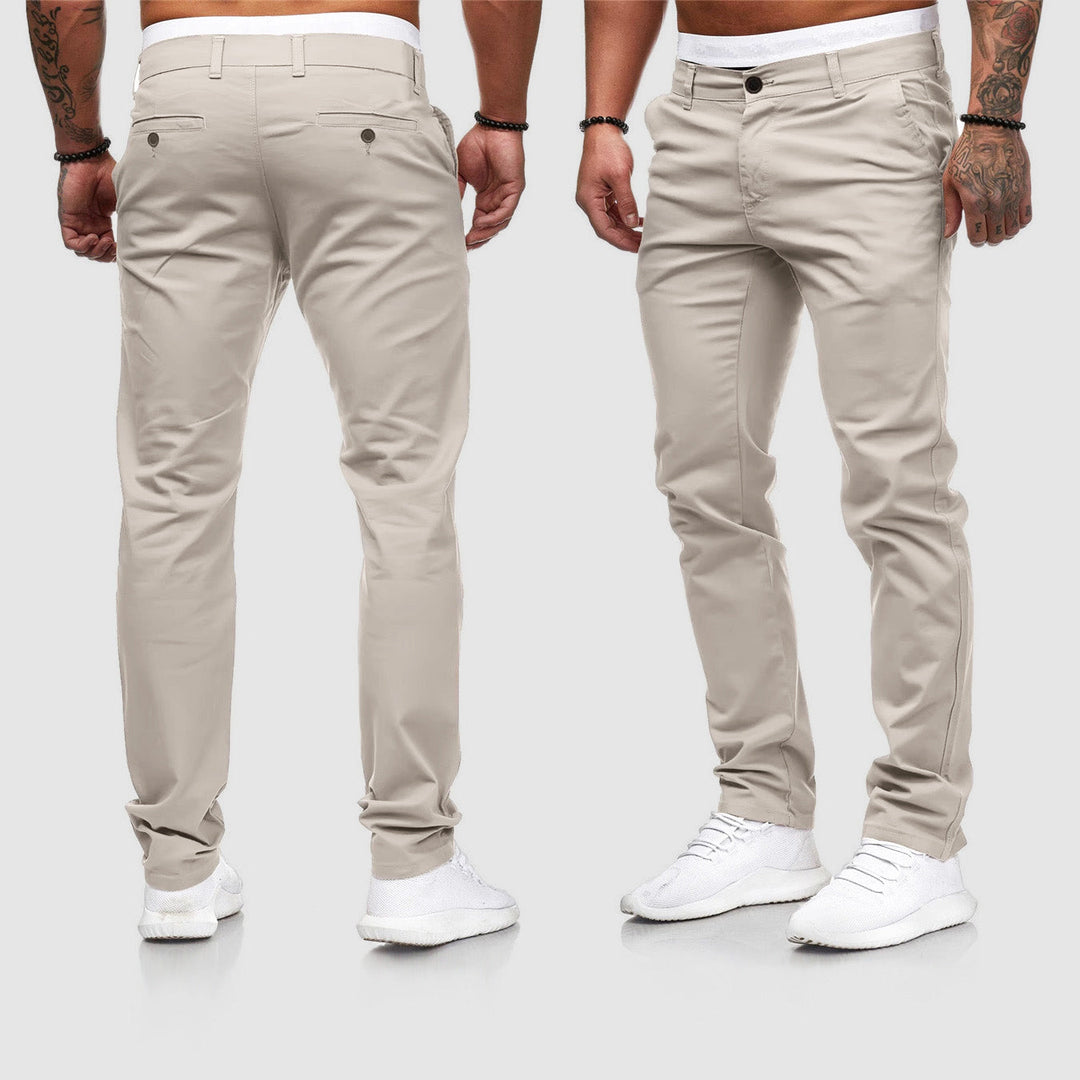 Zwei Männer in beigen Chinos, Vorder- und Rückansicht, mit weißen Sneakern. Modische Herrenbekleidung, lässiger Stil, ideal für Freizeitoutfits.