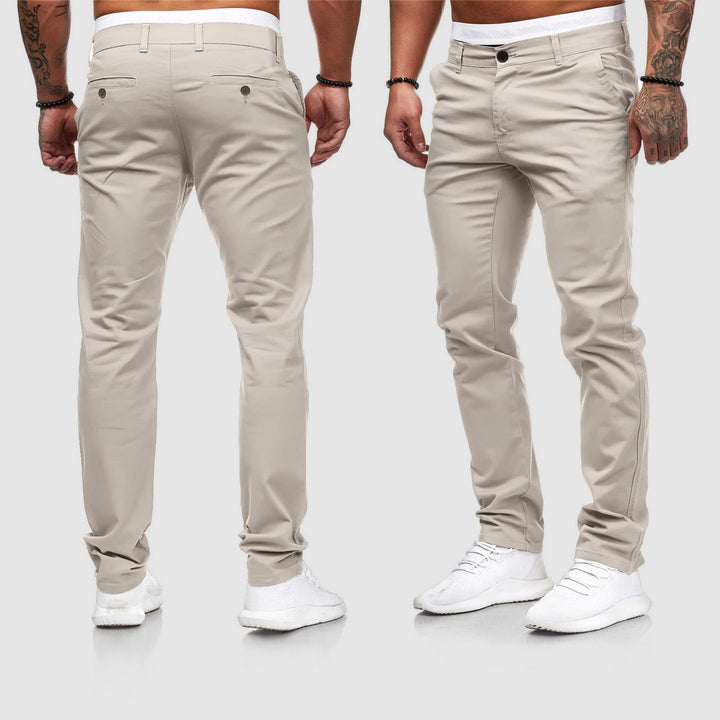 Zwei Männer in beigen Chinos, Vorder- und Rückansicht, mit weißen Sneakern. Modische Herrenbekleidung, lässiger Stil, ideal für Freizeitoutfits.