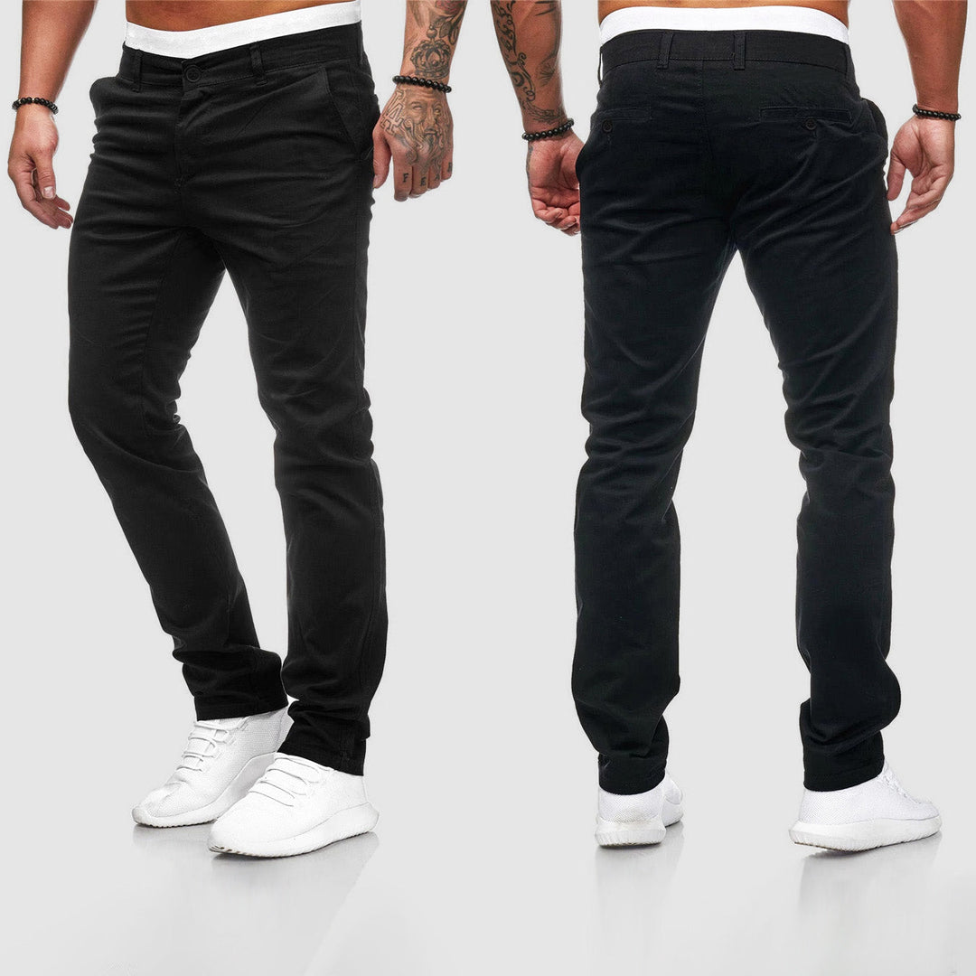 Schwarze Herrenjeans, Vorder- und Rückansicht, getragen von einem Modell. Perfekt für Freizeitmode, kombiniert mit weißen Sneakern.