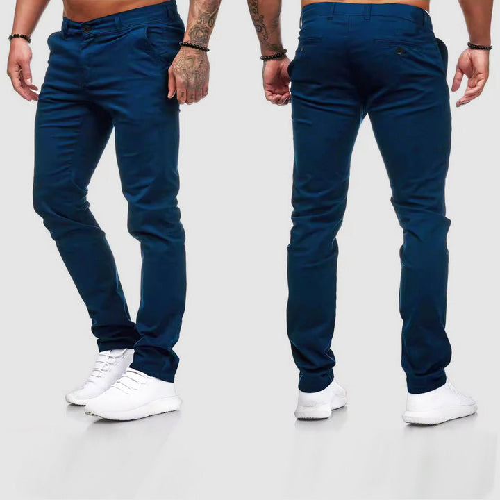 Zwei Ansichten einer dunkelblauen Herren-Chinohose, getragen von einem Mann mit weißen Sneakers. Modische Herrenbekleidung, Vorder- und Rückansicht.