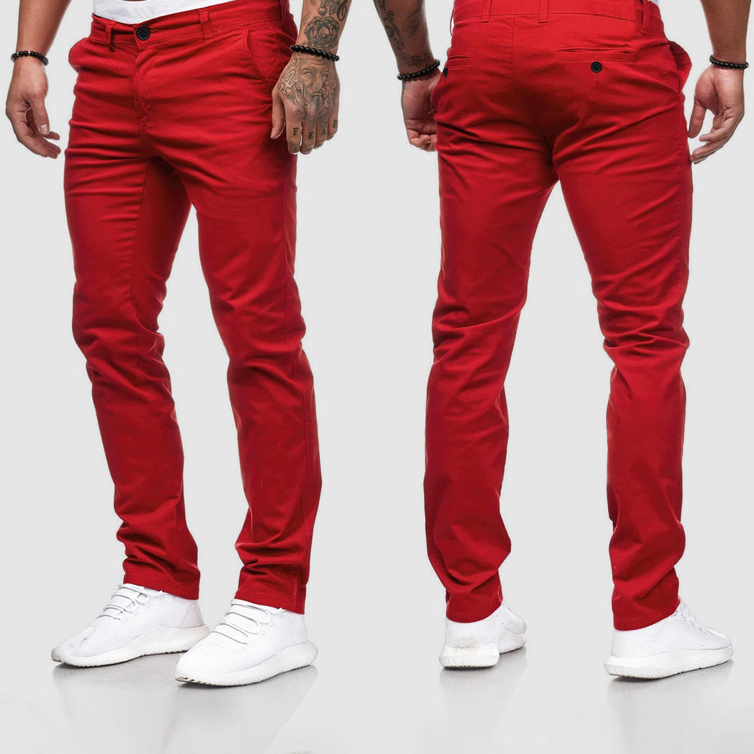 Rote Herren-Chinohose, Vorder- und Rückansicht, modisch, lässig, aus Baumwolle, ideal für Freizeitkleidung, kombiniert mit weißen Sneakers.
