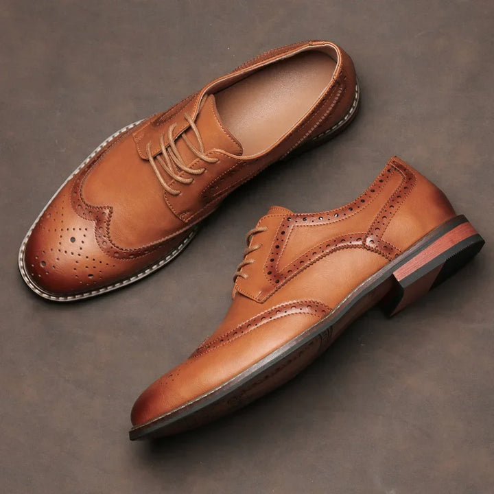 Braune Herren-Brogues aus Leder mit Lochmuster, elegantes Design, klassische Schnürschuhe, ideal für formelle Anlässe und Business-Outfits.