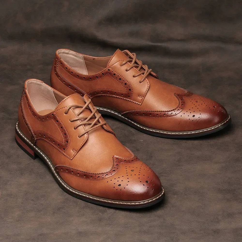 Braune Herren-Brogues aus Leder mit Ziernähten und Lochmuster auf dunklem Hintergrund. Elegante, klassische Herrenschuhe für formelle Anlässe.