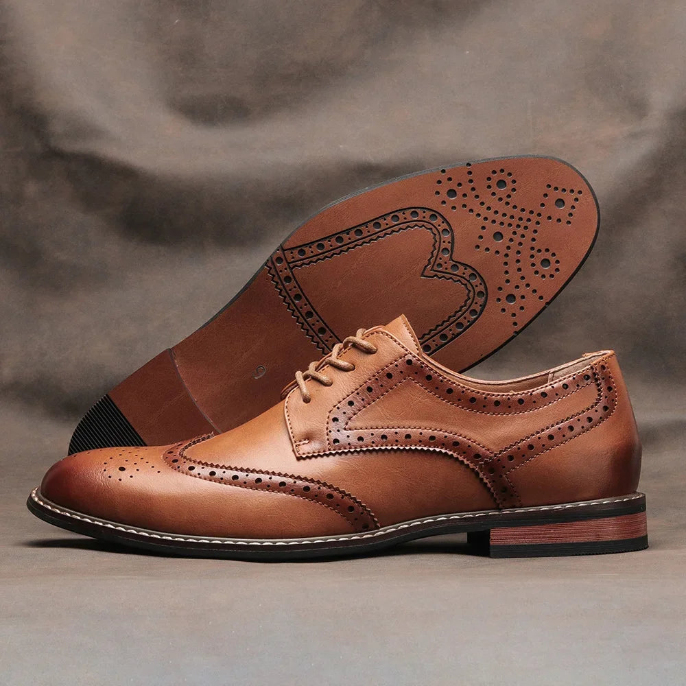 Braune Herren-Lederschnürschuhe mit Brogue-Details, elegantes Design, rutschfeste Sohle, ideal für Business und formelle Anlässe.