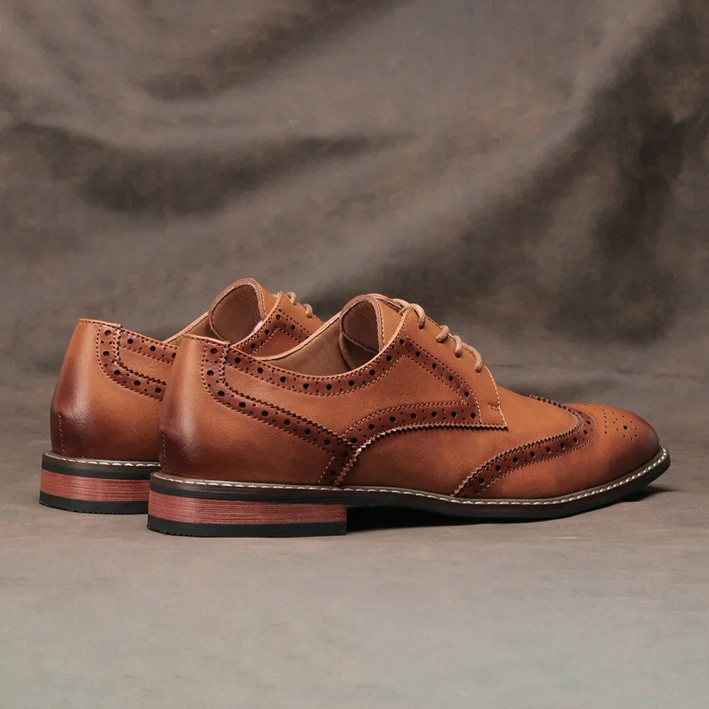 Braune Herren-Brogues aus Leder mit Ziernähten und Lochmuster, seitliche Ansicht. Elegante Business-Schuhe für Herrenmode und formelle Anlässe.