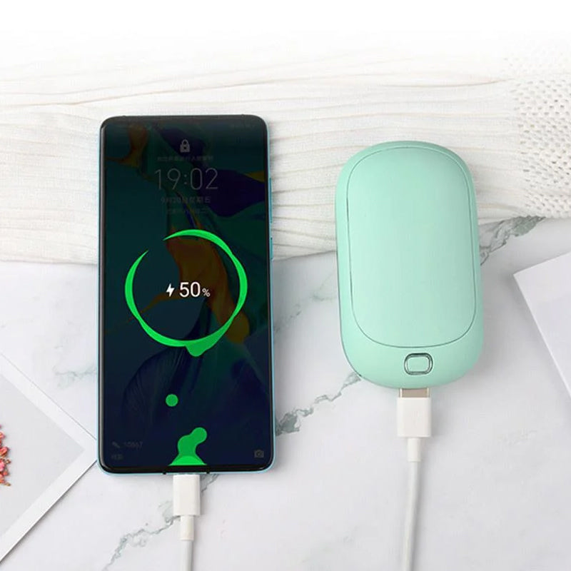 Smartphone wird mit tragbarem, mintgrünem Powerbank aufgeladen, 50% Akkustand, auf weißem Hintergrund. Mobile Ladegerät, kabelloses Laden.