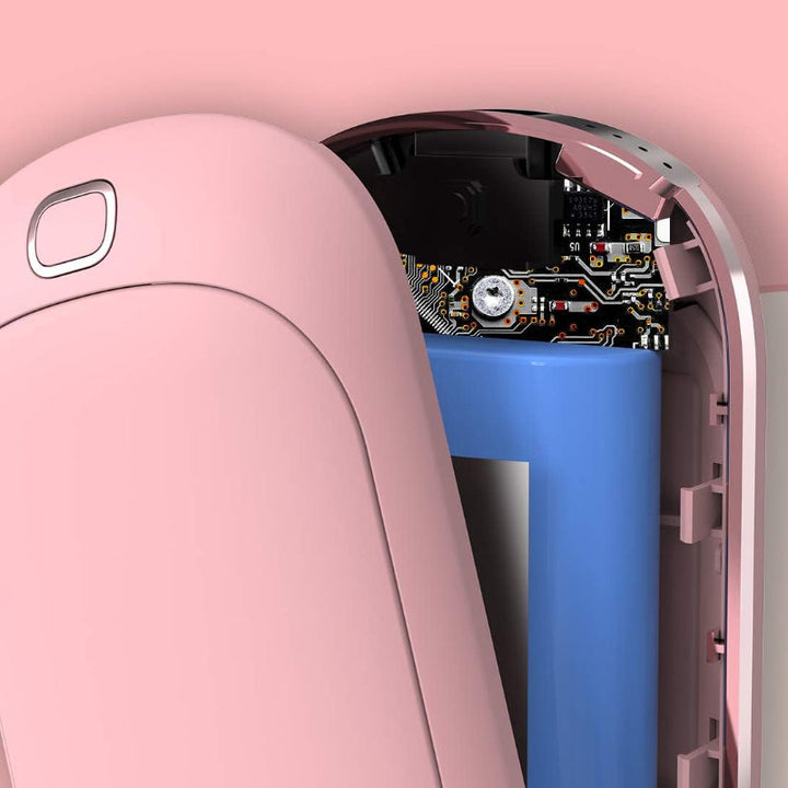 Rosa kabellose Computermaus geöffnet, zeigt Innenleben mit Batterie und Schaltkreis. Moderne Technologie, ergonomisches Design, Elektronik.