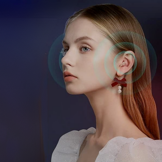 Junge Frau mit langen blonden Haaren, trägt elegante Ohrringe und ein weißes Kleid, vor einem dunklen Hintergrund. Mode, Schmuck, Porträtfotografie.