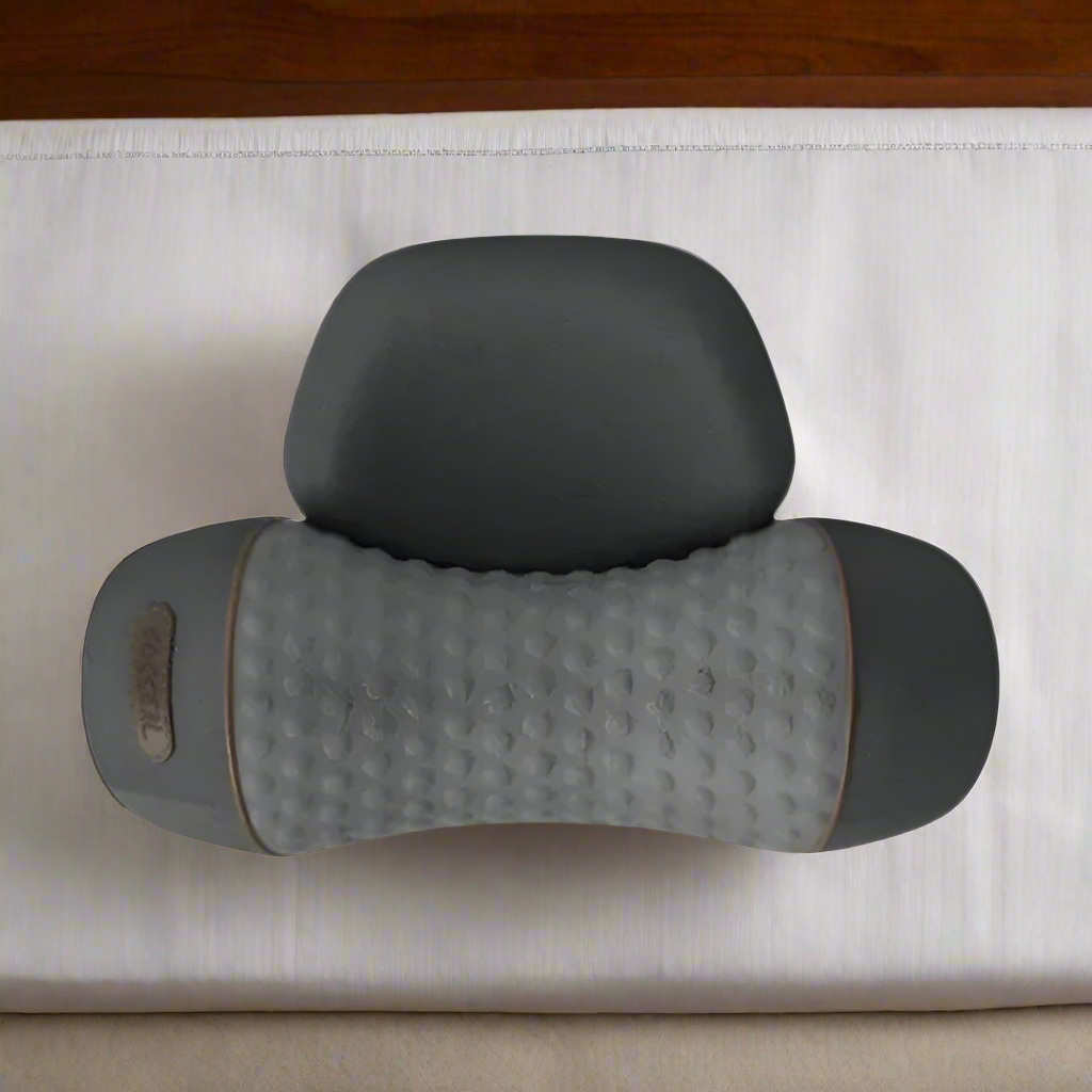 Grauer Massageroller mit strukturierter Oberfläche auf weißem Hintergrund