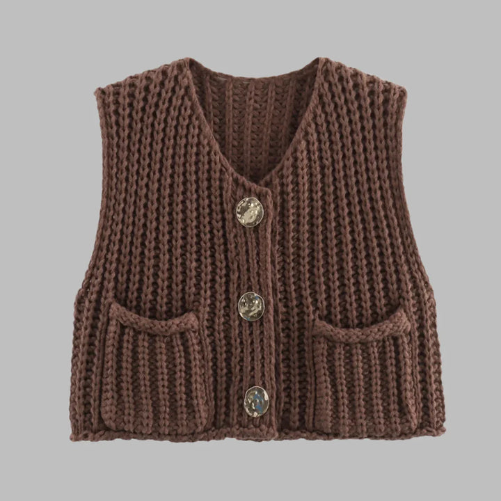 Braune, handgestrickte Weste mit V-Ausschnitt, drei Knöpfen und zwei Taschen, ideal für Herbstmode. Perfekt für stilvolle, warme Outfits.
