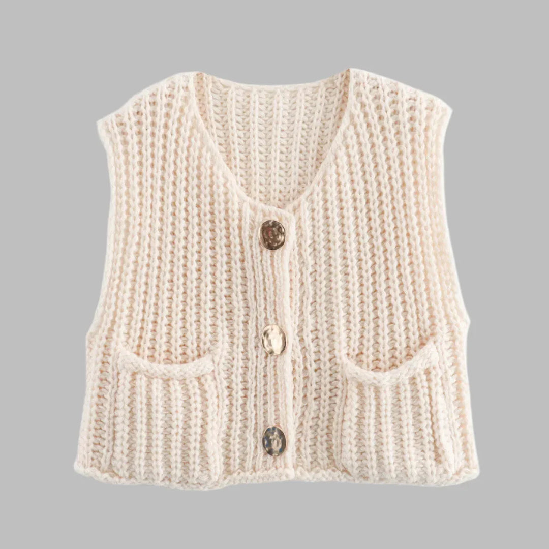 Beige gestrickte Weste mit V-Ausschnitt, drei Knöpfen und zwei Taschen, ideal für Herbstmode. Damen Strickweste, modisch und bequem.