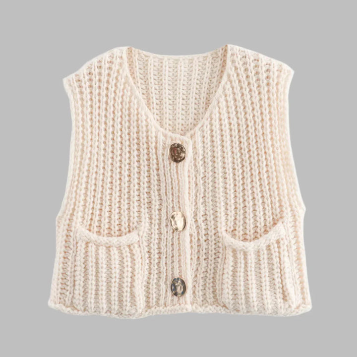 Beige gestrickte Weste mit V-Ausschnitt, drei Knöpfen und zwei Taschen, ideal für Herbstmode. Damen Strickweste, modisch und bequem.