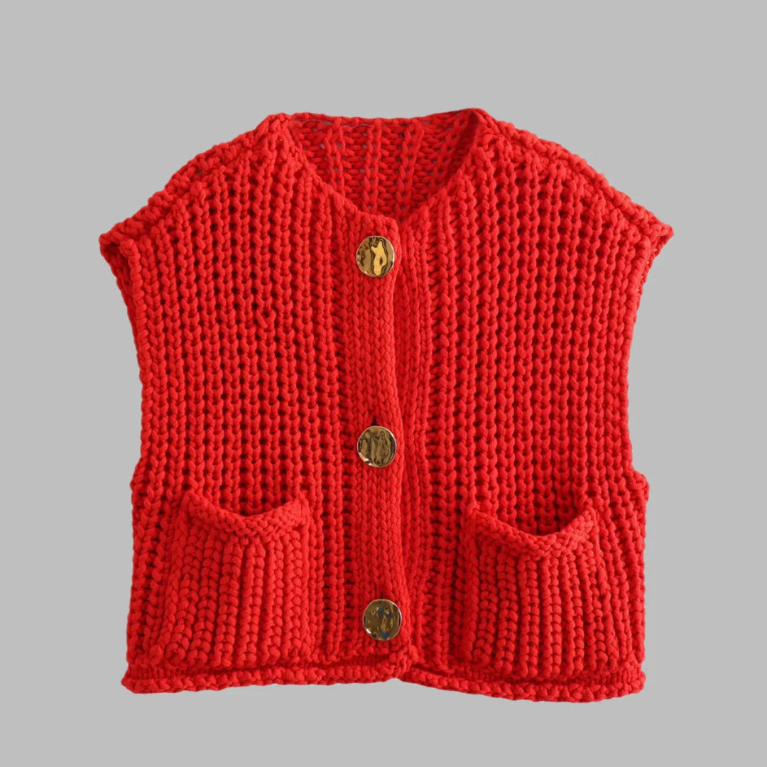 Rote handgestrickte Weste mit Knöpfen und Taschen, aus dicker Wolle. Perfekt für Herbstmode, gemütlich und stilvoll. Ideal für Damenbekleidung.