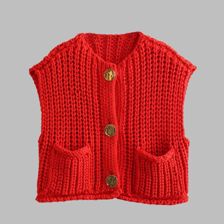 Rote handgestrickte Weste mit Knöpfen und Taschen, aus dicker Wolle. Perfekt für Herbstmode, gemütlich und stilvoll. Ideal für Damenbekleidung.