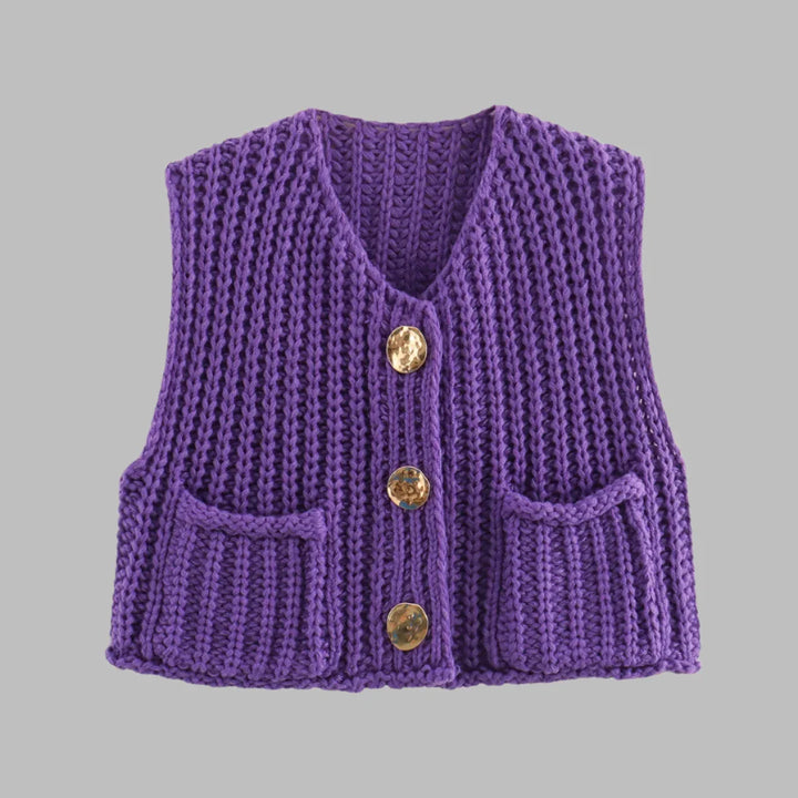 Lila gestrickte Weste mit V-Ausschnitt, drei goldenen Knöpfen und zwei Taschen, modisches Strickdesign, ideal für Herbst- und Wintermode.