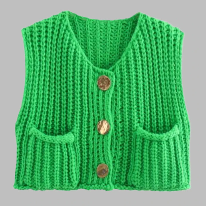 Grüne Strickweste mit drei Holzknöpfen und zwei Taschen, ärmellos, modisches Design, ideal für Herbstmode und lässige Outfits.