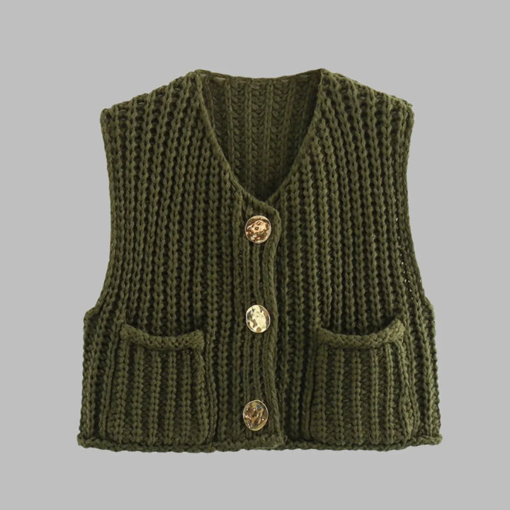 Grüne Strickweste mit V-Ausschnitt, drei Knöpfen und zwei Taschen, modisches Design, ideal für Herbstmode und Layering-Outfits.