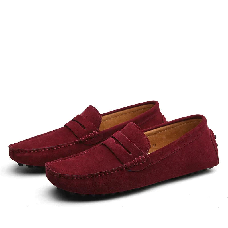 Bordeauxrote Herren-Mokassins aus Wildleder, rutschfeste Sohle, elegantes Design, ideal für Freizeit und Business, bequeme Passform.