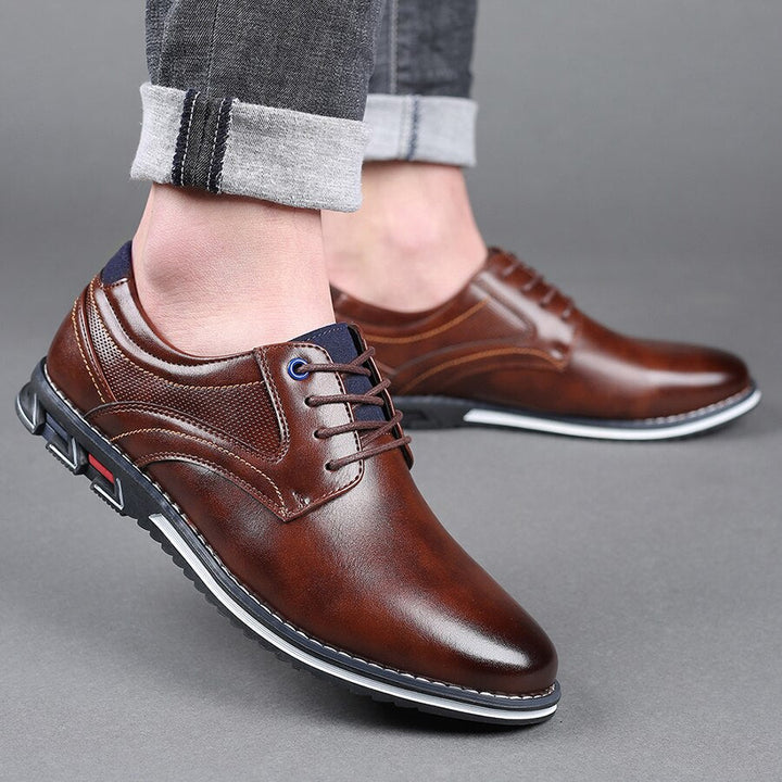 Braune Herrenschuhe aus Leder, elegant und modern, mit Schnürsenkeln und rutschfester Sohle. Perfekt für Business- und Freizeitkleidung.