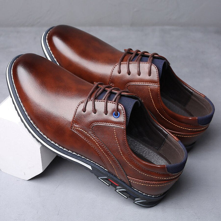 Braune Herrenschuhe aus Leder mit Schnürung, sportlich-elegantes Design, rutschfeste Sohle, ideal für Business und Freizeit.