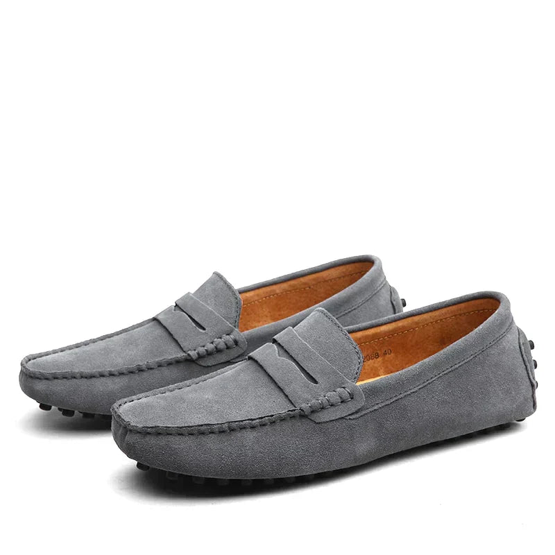 Graue Herren-Wildleder-Mokassins mit rutschfester Sohle, elegantes Design, ideal für Freizeit und Business, bequeme und stilvolle Schuhe.