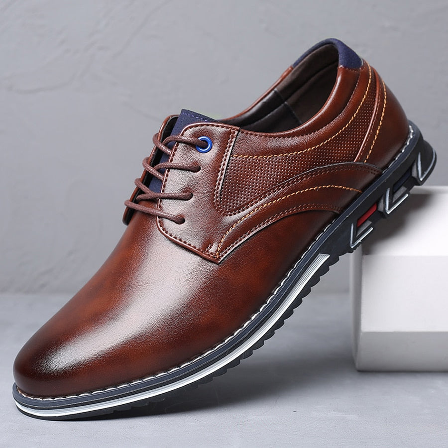 Brauner Lederschuh für Herren mit Schnürung, rutschfester Sohle und modernem Design. Elegante Herrenschuhe, ideal für Business und Freizeit.