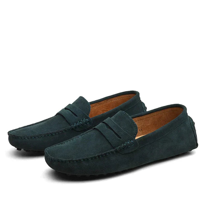 Dunkelgrüne Herren-Mokassins aus Wildleder, klassisches Design, rutschfeste Sohle, ideal für Freizeit und Business, stilvolle Herrenschuhe.
