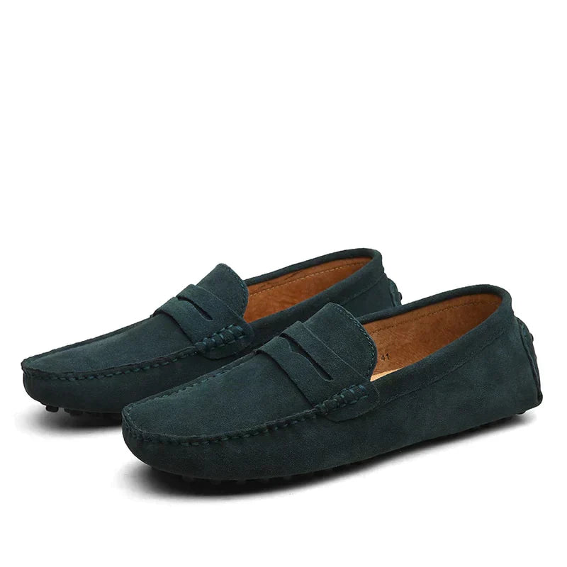 Dunkelgrüne Herren-Mokassins aus Wildleder, klassisches Design, rutschfeste Sohle, ideal für Freizeit und Business, stilvolle Herrenschuhe.