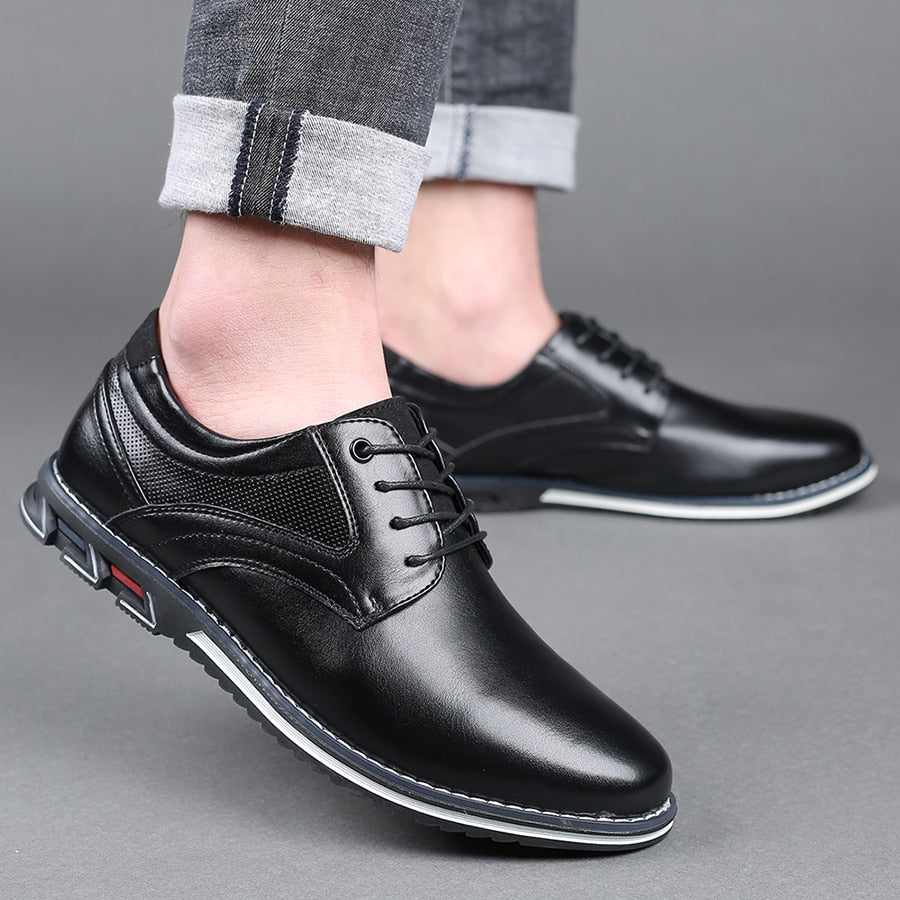 Schwarze Herrenschuhe aus Leder, elegant und modern, mit Schnürung und rutschfester Sohle. Perfekt für Business und Freizeit.